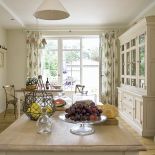 Styl prowansalski: biała willa nad stawem