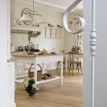 Meble wykonał zaprzyjaźniony stolarza Wiesław Hereć, klimatyczne bibeloty prosto z francuskiej wsi zostały zakupione w