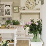 Styl prowansalski: biała willa nad stawem