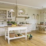 Styl prowansalski: biała willa nad stawem