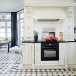 Meble z Artiform. Na podłodze kafle z angielskiej manufaktury.