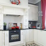 Meble z Artiform. Żyrandol ze sztućcami właścicielka znalazła w małej galerii niedaleko jeziora Garda we Włoszech.