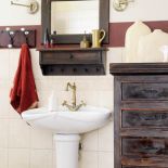 Meble z duszą sa także w łazience. Dworek jak malowany
