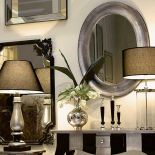 Meble z kolekcji Bernini włoskiej firmy Cantori. Duża konsola w cenie 1498 euro, mała - 779 euro. Owalne lustro