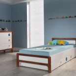 Meble z kolekcji Filo inspirowane są trendami folk design. To połączenie litego drewna sosnowego i