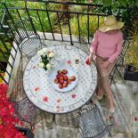 Meble z kolekcji Silene (Castorama) o finezyjnych kształtach tworzą stylowe aranżacje. Okrągły stolik z ciekawym,