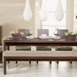 Meble z kolekcji Visage: tapicerowane krzesła (499 zł/szt.) i ława z miękkim siedziskiem (od 529 zł). Do tego stół