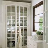 Meble z przeszklonymi witrynami nadają kuchni lekkości.