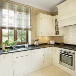 Meble z ręcznie malowanego drewna od polskiej firmy Retro-modern. Blat wycięty z proszkowanego bazaltu.