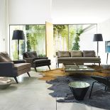 Meble z serii Belem mają głębokie siedziska i poduszki wypełnione pierzem. Cena sofy – od 3018 euro, LIGNE ROSET