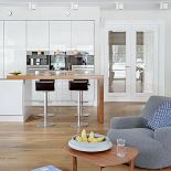 Meble zamówione w Studio Forma 96. Są tak dopasowane, że idealnie wypełniają ogromny parter, gdzie