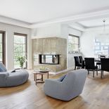 Meble zamówione w Studio Forma 96. Są tak dopasowane, że idealnie wypełniają ogromny parter, gdzie