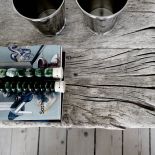 Meble ze starego, spękanego drewna pojawiają się w całym domu.