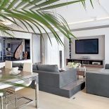 Meble zrobione są na zamówienie - z białego albo czarnego MDF-u lub zimnego czekoladowego forniru.