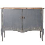 Szafka typu bufet będzie idealna na obrusy lub zastawę stołową