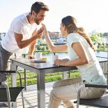 Meble ze stali szlachetnej utrzymane w klimacie miejskim. Fot. Kettler