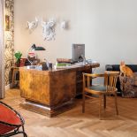 W gabinecie stanęło oryginalne biurko w stylu art déco w orzechowym fornirze. Na ścianie wiszą stare sztychy, ale też