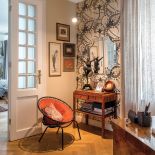 Właściciele tego niezwykłego mieszkania połączyli doświadczenie w projektowaniu wnętrz filmowych z miłością do antyków i