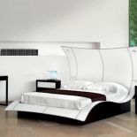 Mega Butterfly włoskiej firmy Angelo jest ze skóry i ma regulowane lampki halogenowe. Cena - od 41 000 zł. PATT MEBEL