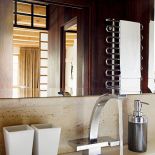 Merbau na ścianie i jasny marmur. Loft pod strzechą