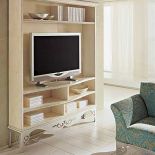 Metal i drewno - dobrana para. Tutaj na nóżkach z kutej blachy stoi drewniana biblioteczka. Cena - 13 800 zł. INTER-COMODO