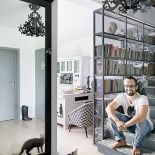 Metalowe szafa i regał na książki - jego plecy są jednocześnie efektowną i bezpieczną poręczą.