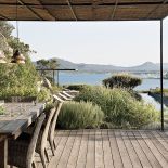 Metalowy dach pokryto trzciną. Kanapa i fotele z ażurowymi oparciami są z firmy Unopiu.