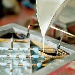 Metalowy wzornik wkładamy do stalowej formy. Potem wlewamy do niego masę cementowo-marmurową i pod prasę. Ale diabeł tkwi w