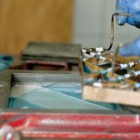 Metalowy wzornik wkładamy do stalowej formy. Potem wlewamy do niego masę cementowo-marmurową i pod prasę. Ale diabeł tkwi w