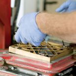 Metalowy wzornik wkładamy do stalowej formy. Potem wlewamy do niego masę cementowo-marmurową i pod prasę. Ale diabeł tkwi w