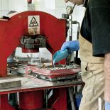 Metalowy wzornik wkładamy do stalowej formy. Potem wlewamy do niego masę cementowo-marmurową i pod prasę. Ale diabeł tkwi w