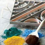 Metalowy wzornik wkładamy do stalowej formy. Potem wlewamy do niego masę cementowo-marmurową i pod prasę. Ale diabeł tkwi w