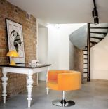 Z gabinetu – wcześniej był tu garaż i graciarnia – wychodzimy na zaciszne patio wyłożone deskami odzyskanymi ze starej