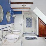 Miała być staropolska. Przy specjalnie wypalanych misach umywalek (Dekornia) brakuje tylko dzbanów ze źródlaną wodą.