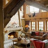 Miało być jasno. Dom dostał więc duże okna, ściany ze świerkowego drewna i z kamienia z Burgundii, bielonego wapnem.