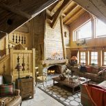 Miało być jasno. Dom dostał więc duże okna, ściany ze świerkowego drewna i z kamienia z Burgundii, bielonego wapnem.