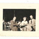 Mieczysław Janikowski w kawiarni, pierwszy z prawej