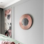 miedziane dodatki do różowej sypialni