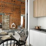 Miedziany garnek z NAP. Krzesła z pchlego targu pomalowane na wysoki połysk.