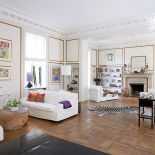 Między dwie eleganckie kanapy w salonie gospodyni wstawiła stolik z grubego pnia, którego surowe drewno