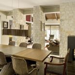 Między kuchnią a jadalnią nie ma ściany.