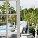 Miejsce do odpoczynku nad basenem. Eklektyzm z egzotyką