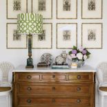 Miejsce nad zabytkową komodą zajmują grafiki.