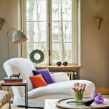 Miejsce relaksu w salonie. Nowa rezydencja w starym stylu