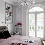 Miękki buduarowy klimat tworzą zmysłowe tkaniny: aksamitne poduszki, narzuta i zagłówek łóżka z Bad Breakfast Home.