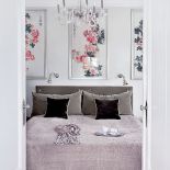 Miękki buduarowy klimat tworzą zmysłowe tkaniny: aksamitne poduszki, narzuta i zagłówek łóżka z Bad Breakfast Home.