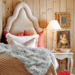 Mięsiste, tapicerowane kwiecistymi tkaninami wezgłowia to amerykański wtręt. Projektantka nadała im tylko nieco