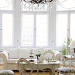 Mieszczaństwo w najszlachetniejszym wydaniu - salon z wykuszem, stylowe meble i kryształowy żyrandol.