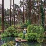 Mieszka w nim kilkaset ryb: karpi, złotych orf, karasi. Bliżej dna trzymają się jesiotry.