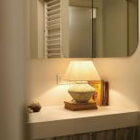 mała łazienka z pralką ukrytą pod blatem